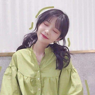 女子吃炒菌子看见花花吐泡泡